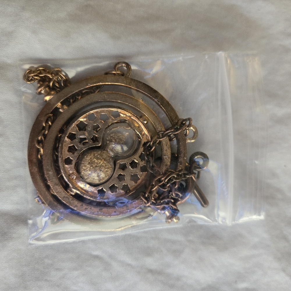 Harry Potter Hermione Time Turner Necklace - bronze color, rotating, hourglass - Picture 8 of 8